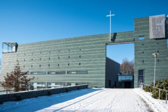 Hämeenkylän seurakunta juhlii nelikymppisiään ”Ota kaveri mukaan kirkolle” -kampanjalla – seurakunta tarjoaa pizzat lähipizzeriassa