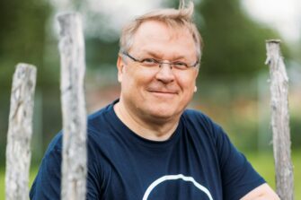 Rovasti Jukka Jämsén: Seurakunta vetää väkeä, kun Jeesus, rukous ja Pyhä Henki ovat keskiössä