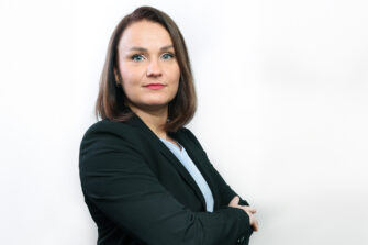 ”Onko Suomesta tullut sotahullu?” kysyy keskiviikkona Radio Dein kevään Viikon debattien uusi juontaja Mari Turunen