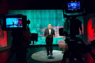 Suomessa asuva afgaanikristitty opettaa televisiossa Raamattua maanmiehilleen