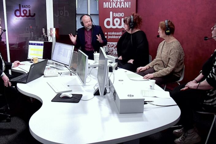 Radio Dein studiossa menossa Piispan kyselytunti.