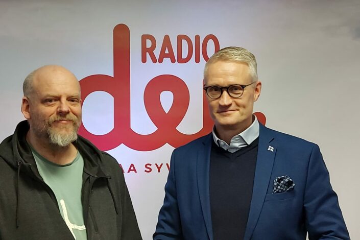 Parrakas mies eli Janne Saarikivi ja silmälasipäinen pitempi mies Jarno Limnell seisovat vierekkäin hieman jännittyneen näköisinä.