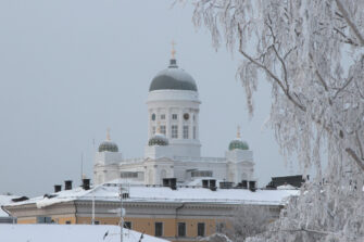 Senaatintorilla Helsingissä sytytetään kynttilät ukrainalaisten tueksi ma 24.2. klo 18