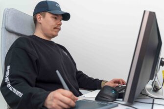 ”Unelmasta tuli totta” – Jimi, 30, suunnittelee ja myy vaatteita, joissa on vahva kristillinen sanoma 