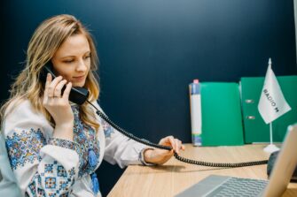 Ukrainan kristillinen radio tarjoaa keskusteluapua suomalaistuella