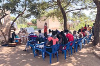 Traumakoulutus Ugandan pakolaisleireillä auttaa sanoittamaan vaikeita kokemuksia