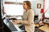 Elina Uusikylä soittaa pianoa ja laulaa.