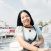 Nuori thaimaalaisnainen Manatip Wongkhuan hymyilee lautan kannella.