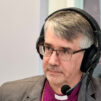 Piispa Matti Salomäki Radio Dein studiossa.