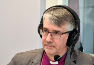 Piispa Matti Salomäki Radio Dein studiossa.
