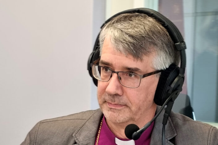 Piispa Matti Salomäki Radio Dein studiossa.