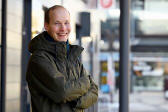 Kylväjän uusi verkostojohtaja Miika Korppi tarkkailee Jeesuksen kanssa lesken ropoja