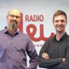 Aleksi Markkanen ja Ville Mäkipelto Radio Dein logon edessä.