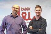 Aleksi Markkanen ja Ville Mäkipelto Radio Dein logon edessä.