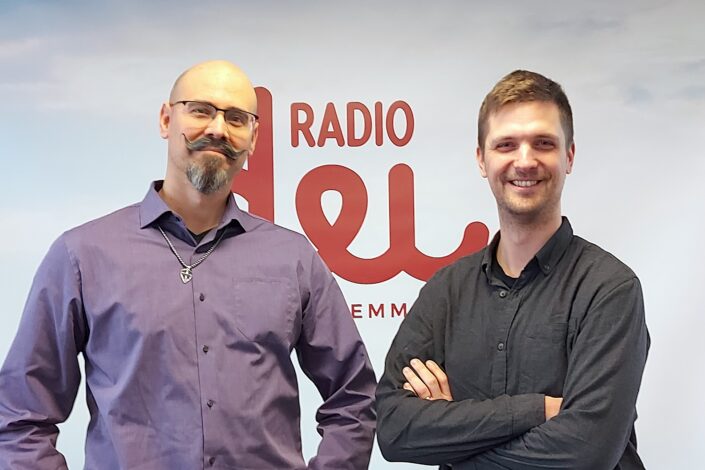 Aleksi Markkanen ja Ville Mäkipelto Radio Dein logon edessä.