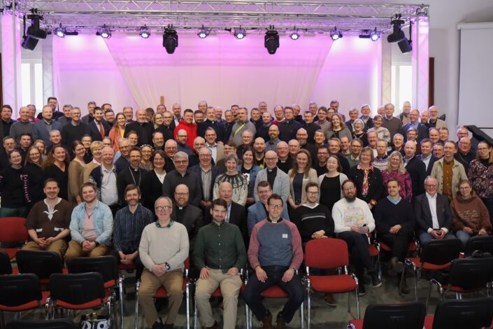Väkeä koolla Kirkkokansan symposiumissa Ryttylässä Kansanlähetysopistolla. Kuva: Sanna Myllärinen