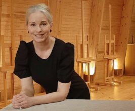 Aira Kuvaja toimii Pyhän Henrikin ekumeenisen Taidekappelin toiminnanjohtajana Turun Hirvensalossa. Kuva Merja Marjamäki.