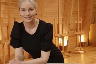 Aira Kuvaja toimii Pyhän Henrikin ekumeenisen Taidekappelin toiminnanjohtajana Turun Hirvensalossa. Kuva Merja Marjamäki.