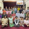 Kuvassa on Myanmarin Luterilaisen Teologisen Seminaarin opiskelijoita Sirkka-Liisa ja Pekka Huhtisen opetusmatkalta maaliskuulta 2025. Huhtiset palasivat Myanmarista kotiin juuri ennen tuhoisia maanjärjistyksiä. Kuva: Huhtisten albumi.