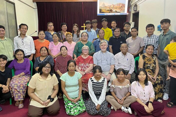 Kuvassa on Myanmarin Luterilaisen Teologisen Seminaarin opiskelijoita Sirkka-Liisa ja Pekka Huhtisen opetusmatkalta maaliskuulta 2025. Huhtiset palasivat Myanmarista kotiin juuri ennen tuhoisia maanjärjistyksiä. Kuva: Huhtisten albumi.