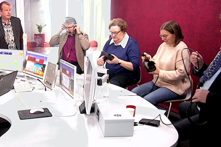 Piispan kyselytunnilla puhuttivat sateenkaarimessut. Toimittajien tentattavana Radio Dein studiolla Lapuan hiippakunnan piispa Matti Salomäki.