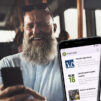 Mies käyttää Päivän Sana -mobiilisovellus bussissa