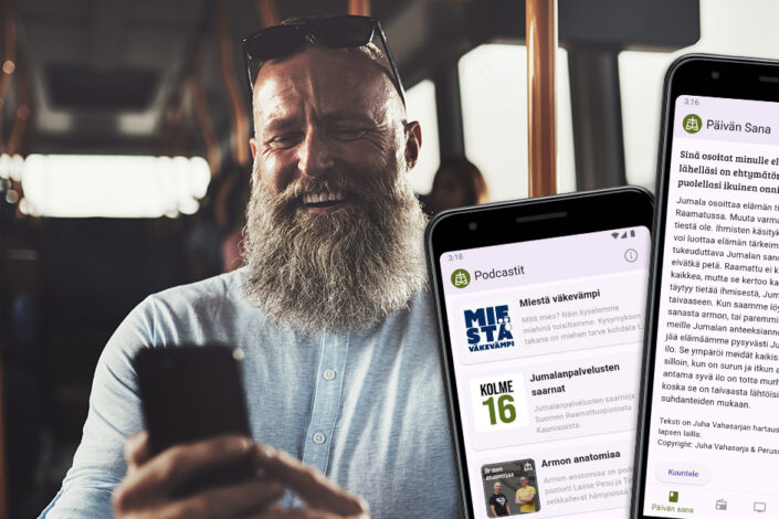 Mies käyttää Päivän Sana -mobiilisovellus bussissa