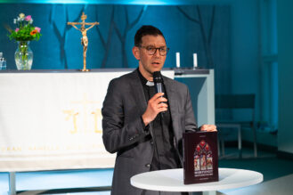 Juhana Tarvaisen kirja julkaistiin Helsingin Luther-kirkossa. Kuva: Martti Pyykönen