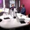 Piispa Kaisamari Hintikkaa haastattelevat Radio Dein studiossa toimittajat.