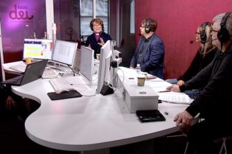 Radio Dein studiossa toimittajat haastattelevat piispa Kaisamari Hintikkaa.