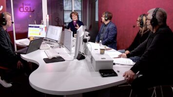 Radio Dein studiossa toimittajat haastattelevat piispa Kaisamari Hintikkaa.