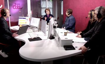 Piispa Kaisamari Hintikkaa haastattelevat Radio Dein studiossa toimittajat.