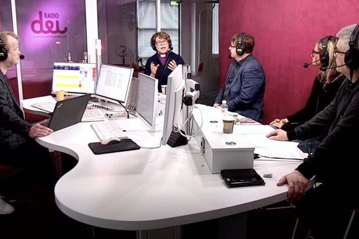 Piispa Kaisamari Hintikkaa haastattelevat Radio Dein studiossa toimittajat.