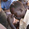 Sudanilainen mies rukoilee.