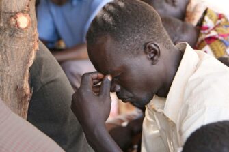 Sudanilainen mies rukoilee.