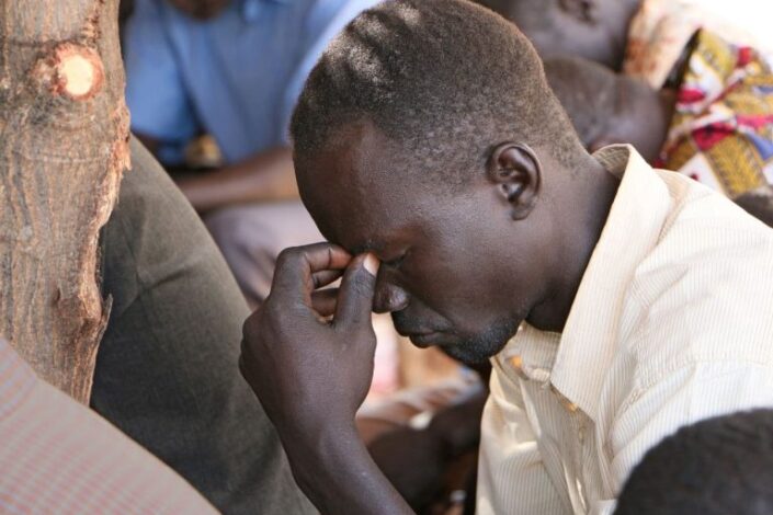 Sudanilainen mies rukoilee.