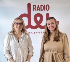 Tanja Närhi ja Ida Bois Radio Dein logon edessä.