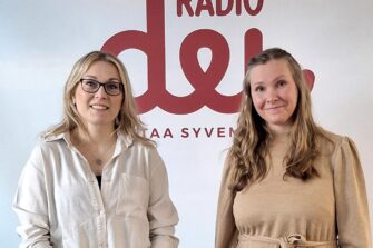 Tanja Närhi ja Ida Bois Radio Dein logon edessä.
