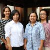 Indonesialaisia Toivoa naisille -ohjelman kuuntelijoita.