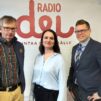 Radio Dein studiossa THL:n tutkimusprofessori Heikki Hiilamo, juontaja Mari Turunen ja valtiovarainministeri Riikka Purran erityisavustaja Asmo Maanselkä.
