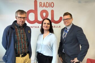 Radio Dein studiossa THL:n tutkimusprofessori Heikki Hiilamo, juontaja Mari Turunen ja valtiovarainministeri Riikka Purran erityisavustaja Asmo Maanselkä.