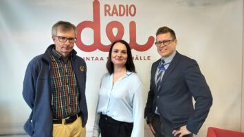 Radio Dein studiossa THL:n tutkimusprofessori Heikki Hiilamo, juontaja Mari Turunen ja valtiovarainministeri Riikka Purran erityisavustaja Asmo Maanselkä.
