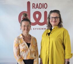 Kipa Mikkola Ulla Lumijärvi Radio Dein logon edessä