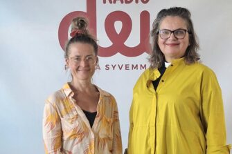 Kipa Mikkola Ulla Lumijärvi Radio Dein logon edessä
