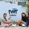 Ith Pisey ja Chea Sreymich TWR Cambodia -kyltin edessä.