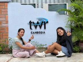 Ith Pisey ja Chea Sreymich TWR Cambodia -kyltin edessä.