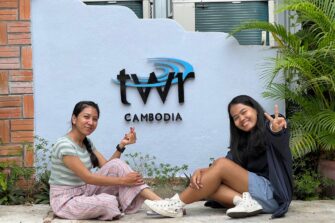 Ith Pisey ja Chea Sreymich TWR Cambodia -kyltin edessä.