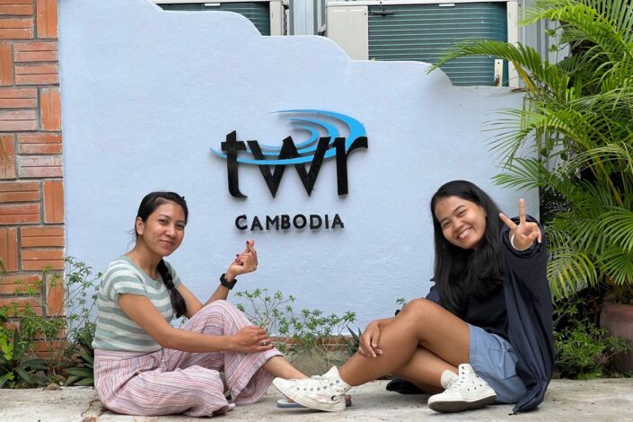 Ith Pisey ja Chea Sreymich TWR Cambodia -kyltin edessä.