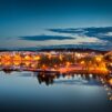 Kuvassa on Jyväskylän kaupunki iltavalaistuksessa