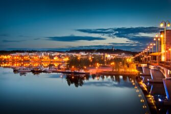 Kuvassa on Jyväskylän kaupunki iltavalaistuksessa